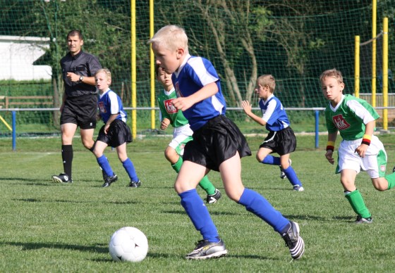 Christoph Kunz (vorn am Ball) der VfL-F-Junioren erzielt beide Tore im Spiel gegen die SG Westvororte/Eurotrink. (Foto: gat)