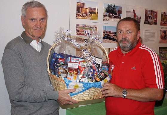Der Geraer KFA-Vorsitzende Wolfgang Droigk (r.) verabschiedet den langj�hrigen Schiedsrichteransetzer Karl-Heinz Biel. (Foto: Lohse)