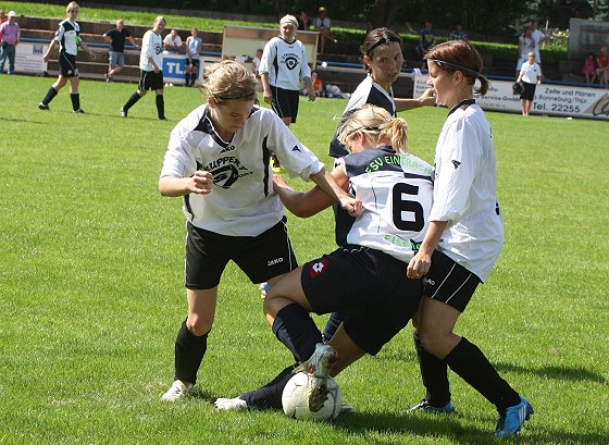 Denise Werner (re.) erzielt das 2:0 beim ZFC Meuselwitz. (Foto: gat)