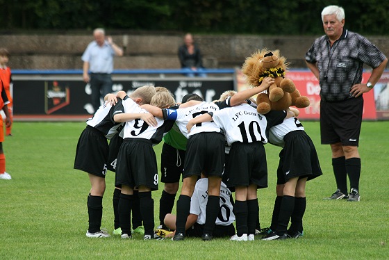 Einschw�ren vor dem Anpfiff - Die F-Junioren des 1. FC Gera 03 vor dem Spiel am 26.08.2010 gegen die BSG Wismut Gera. Endstand: 10:0. (Foto: Denny Pfannenschmidt)